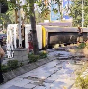 Dikira Minyak Goreng Tumpah, Warga Gresik Berbondong-bondong Bawa Galon, Ternyata Stearin Bahan Baku Sabun dan Lilin